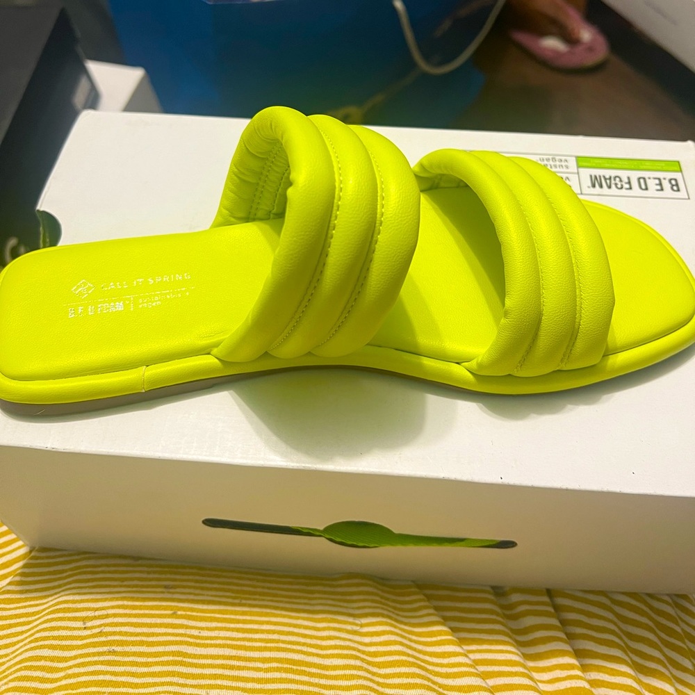 Leather slippers in lime green